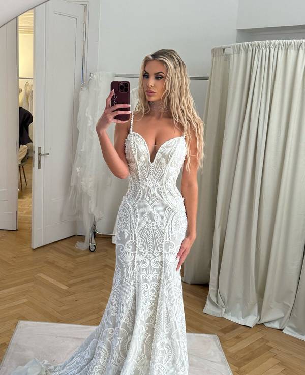 Michelle Cypers posiert in einem weißen Kleid für ein Spiegel-Selfie.
