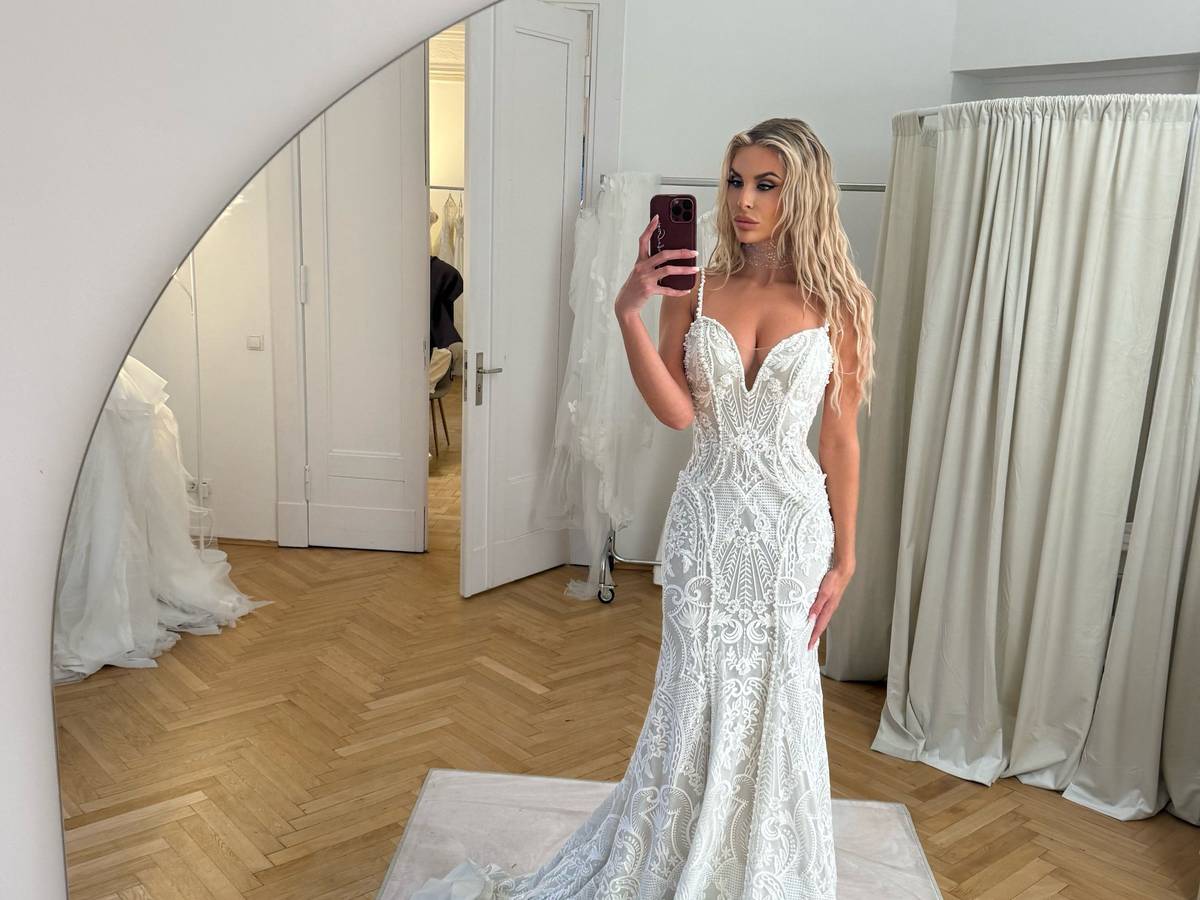 Michelle Cypers posiert in einem weißen Kleid für ein Spiegel-Selfie.