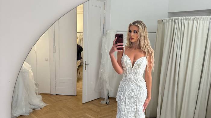 Michelle Cypers posiert in einem weißen Kleid für ein Spiegel-Selfie.