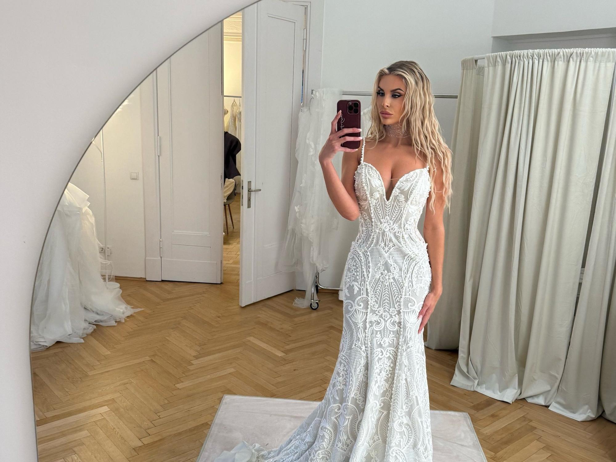 Michelle Cypers posiert in einem weißen Kleid für ein Spiegel-Selfie.