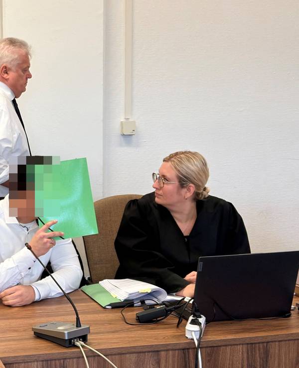 Die beiden angeklagten Polizisten mit ihren Anwälten Michael Emde und Daniela Rohe beim Prozessauftakt im Landgericht Köln