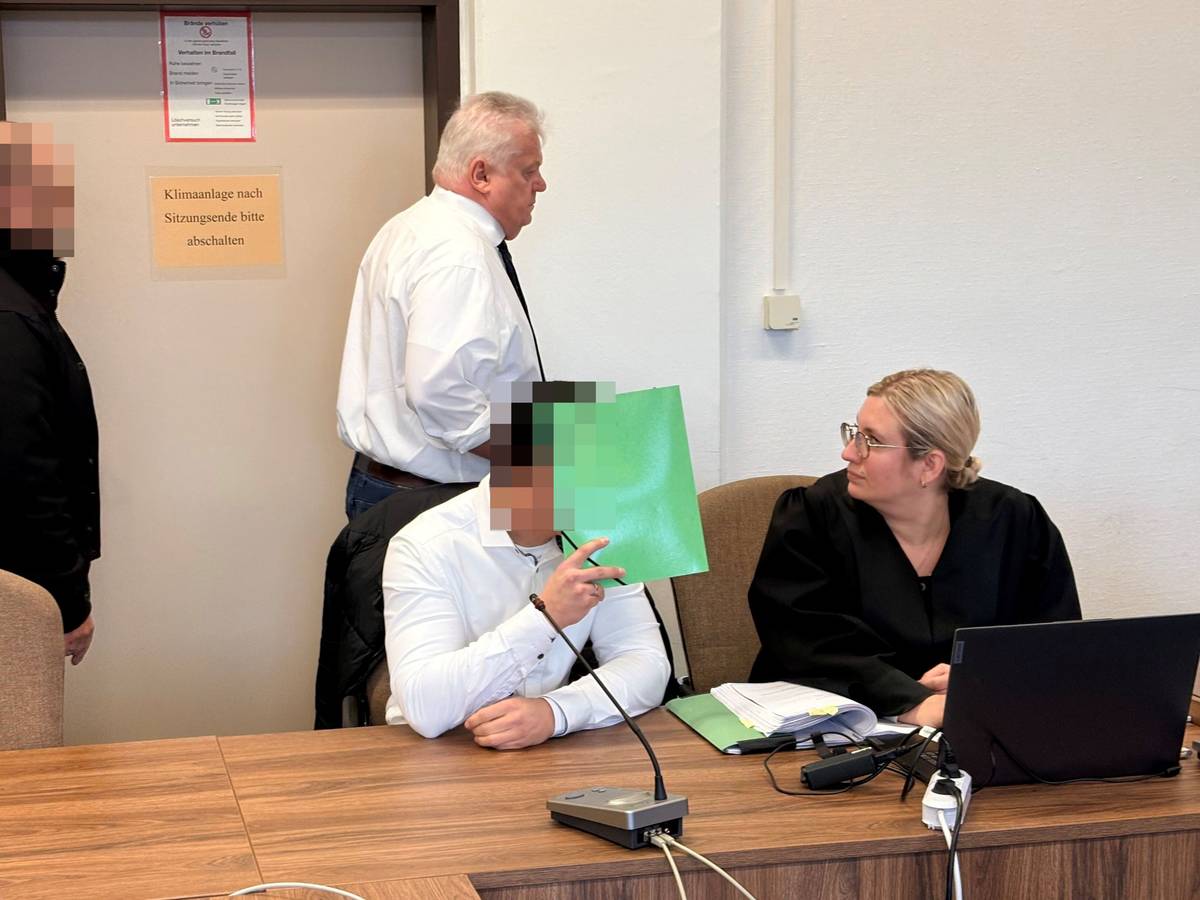 Die beiden angeklagten Polizisten mit ihren Anwälten Michael Emde und Daniela Rohe beim Prozessauftakt im Landgericht Köln