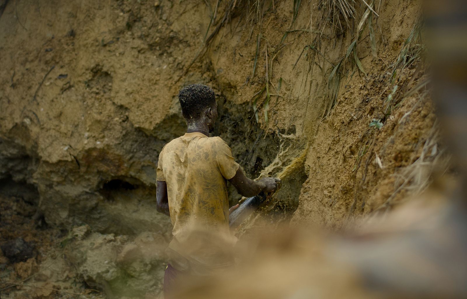 In Ghana gibt es unzählige illegale Goldminen. Nicht selten sterben hier Menschen. (Bild: SWR)