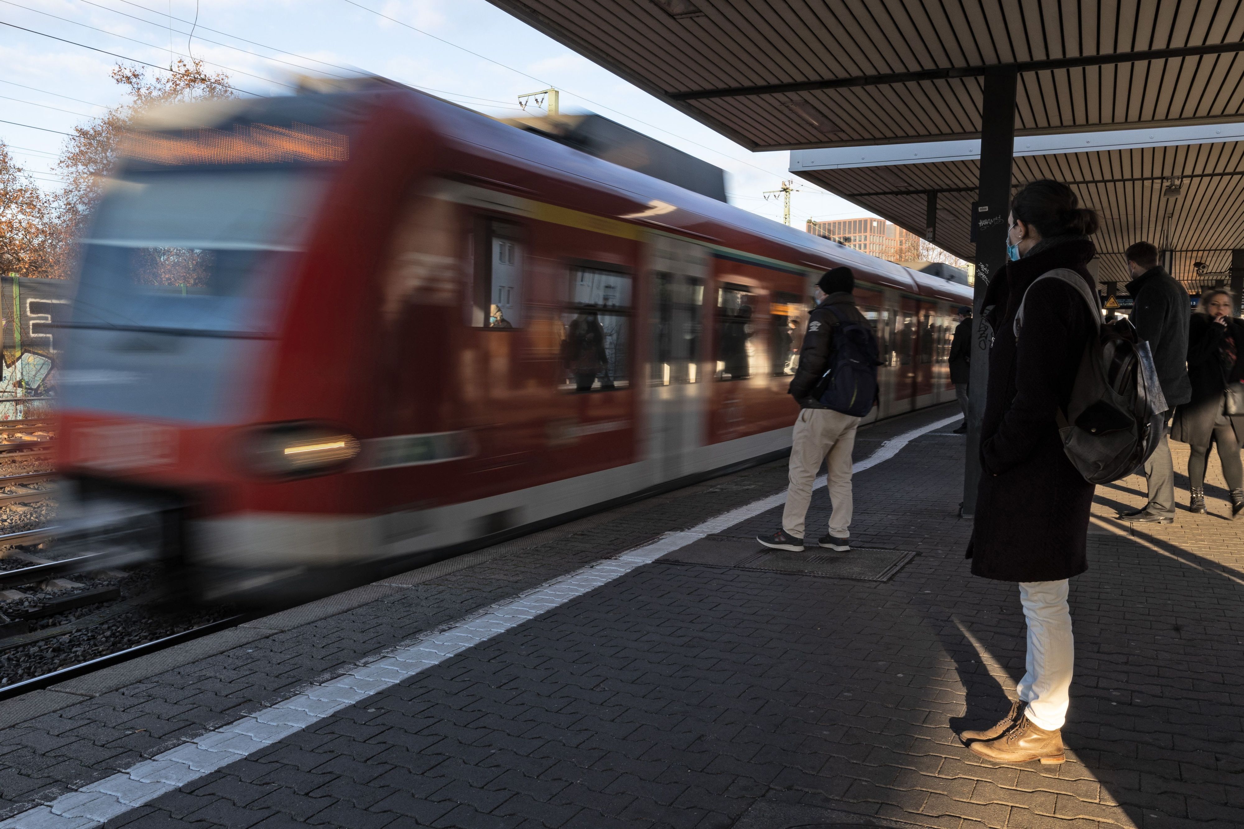 In einer S-Bahn zwischen Düsseldorf und Essen kam es zu einer handfesten Auseinandersetzung. (Symbolfoto)