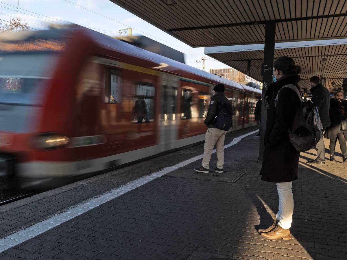 In einer S-Bahn zwischen Düsseldorf und Essen kam es zu einer handfesten Auseinandersetzung. (Symbolfoto)