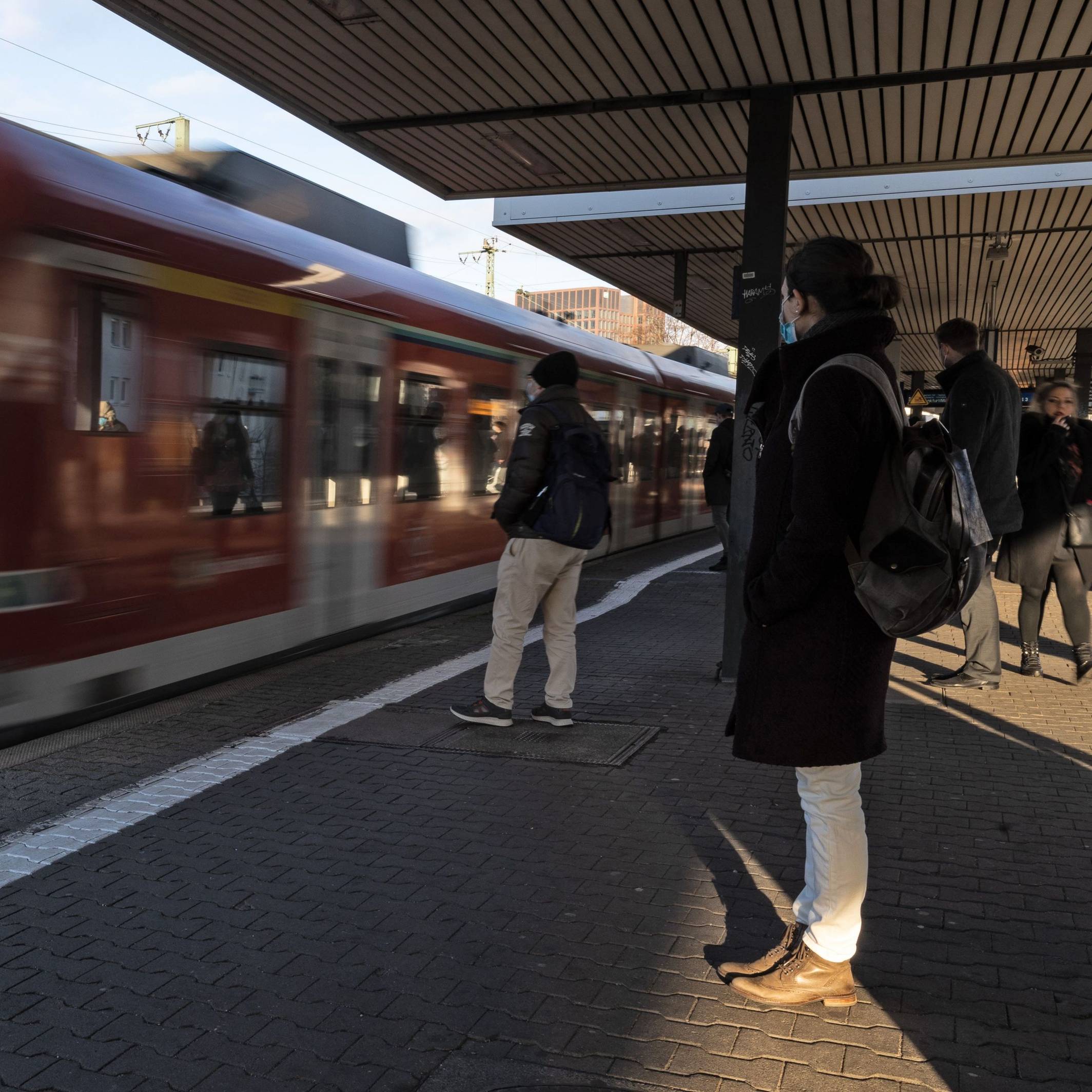 In einer S-Bahn zwischen Düsseldorf und Essen kam es zu einer handfesten Auseinandersetzung. (Symbolfoto)