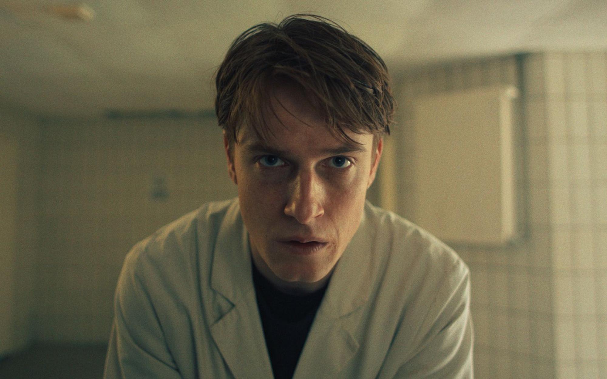 Im Krimi-Drama „Frisch“ (2024) mit Louis Hofmann (Bild) in der Hauptrolle spricht Ralf Richter den Erzähler. (Bild: ZDF/Leonhard Kairat_PortauPrincePictures_WeydemannBros)