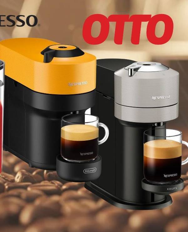 Mehrere Nespresso-Kaffeemaschinen von DeLonghi und Krups in verschiedenen Farben (weiß, schwarz, rot) und Modellen (Inissia, Vertuo Next) vor einem Hintergrund mit Kaffeebohnen.
