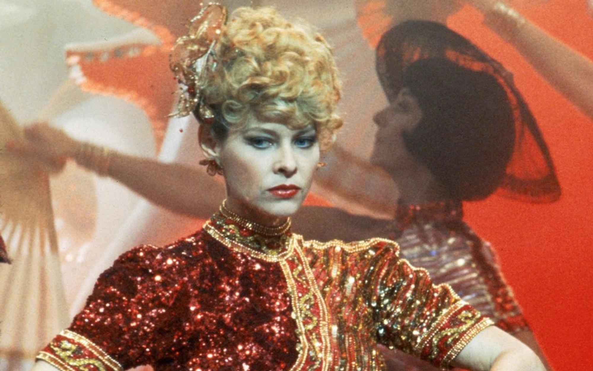 Was sich liebt, das neckt sich: Zu Beginn sind sich Indy (Harrison Ford, nicht im Bild) und die extrovertierte Sängerin Willie Scott (Kate Capshaw) gar nicht grün. (Bild: ProSieben / Paramount Pictures)