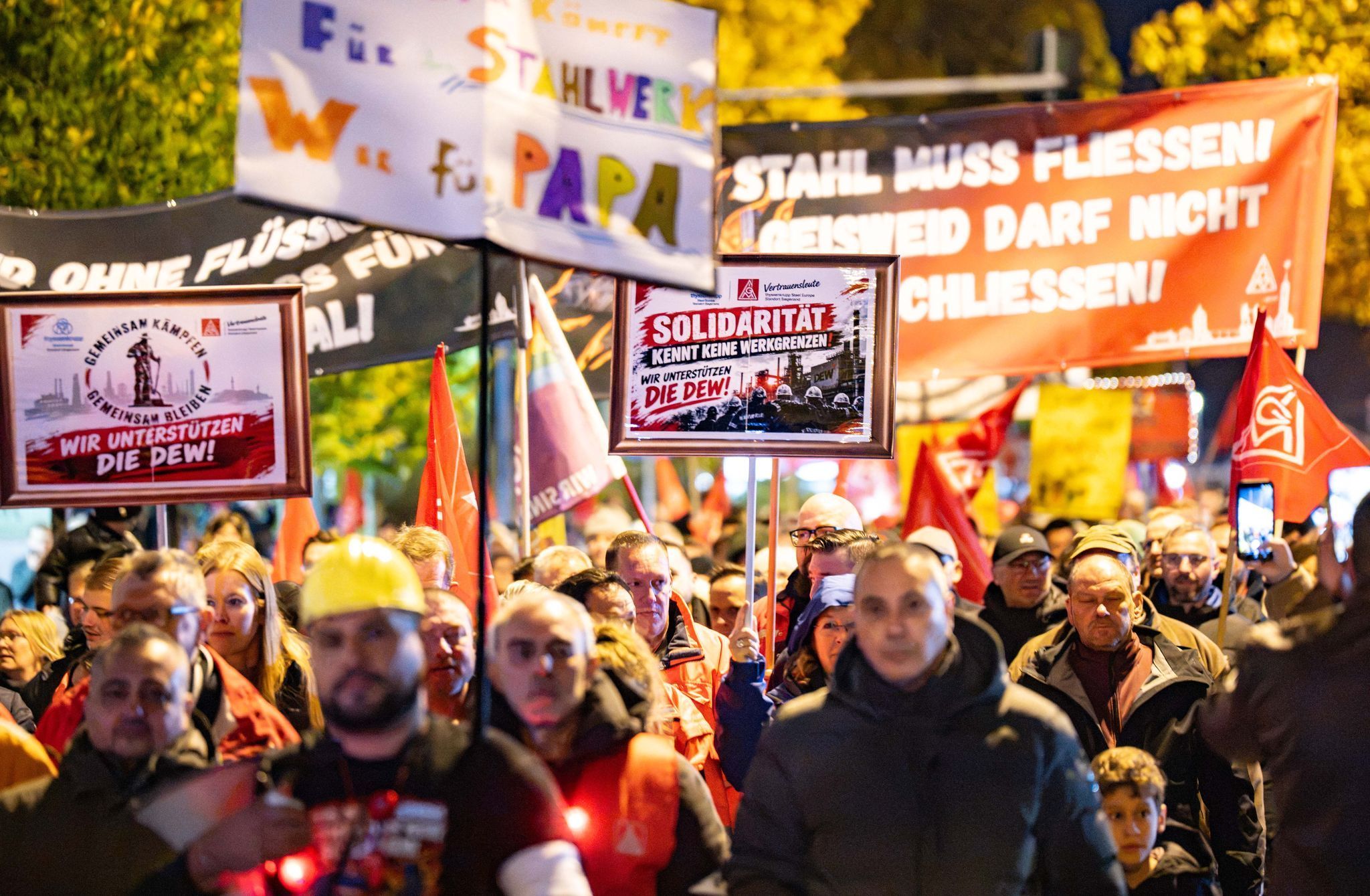 IG Metall demonstriert gegen Schließung von Stahlwerk