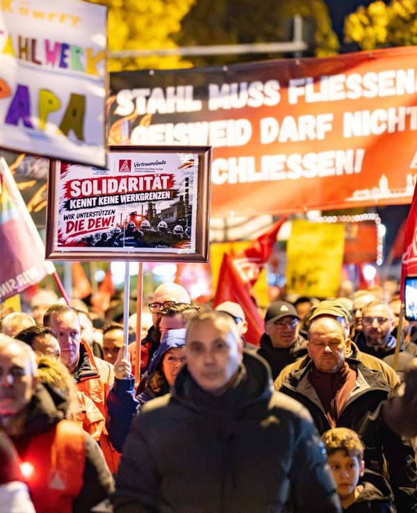 IG Metall demonstriert gegen Schließung von Stahlwerk