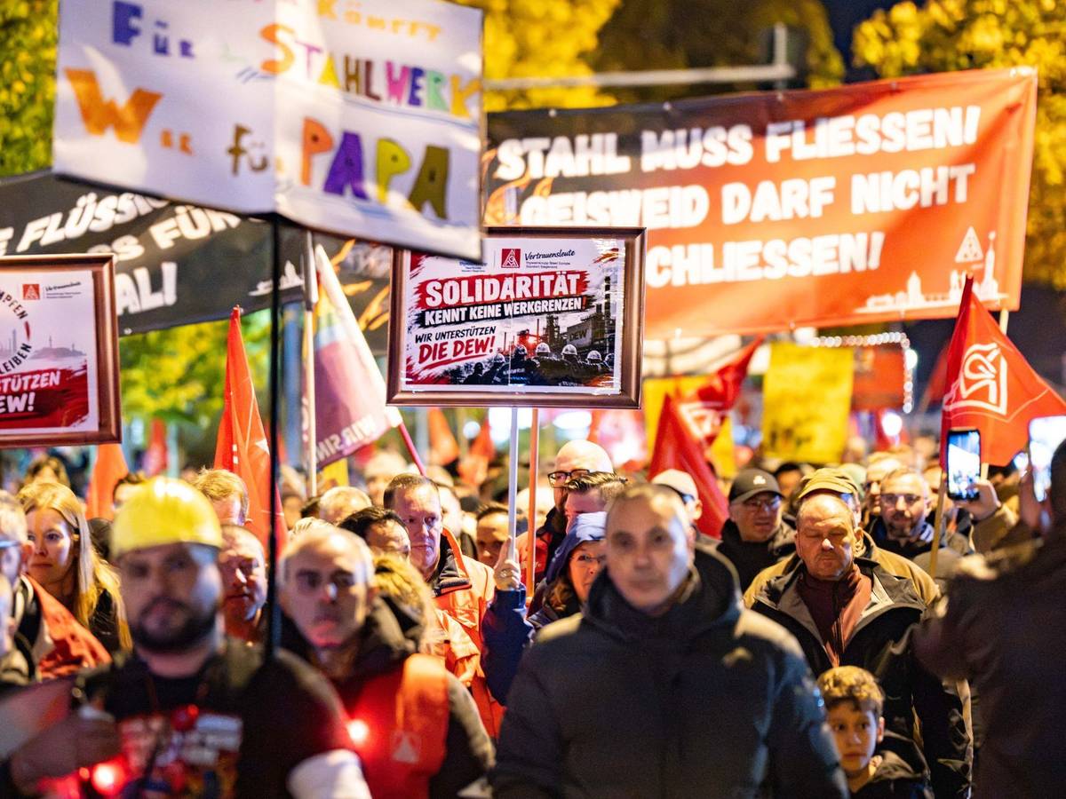 IG Metall demonstriert gegen Schließung von Stahlwerk