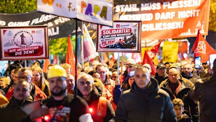IG Metall demonstriert gegen Schließung von Stahlwerk