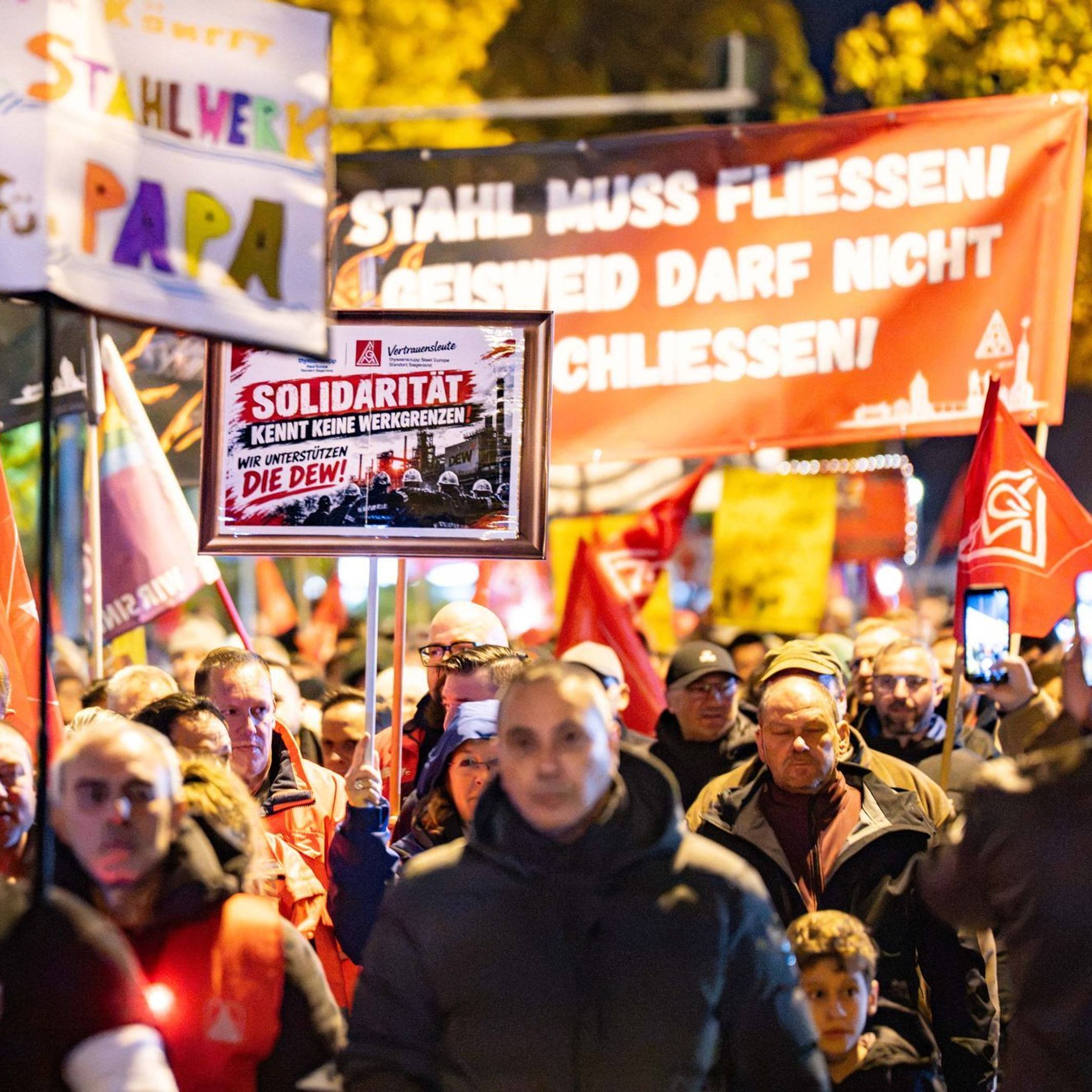 IG Metall demonstriert gegen Schließung von Stahlwerk
