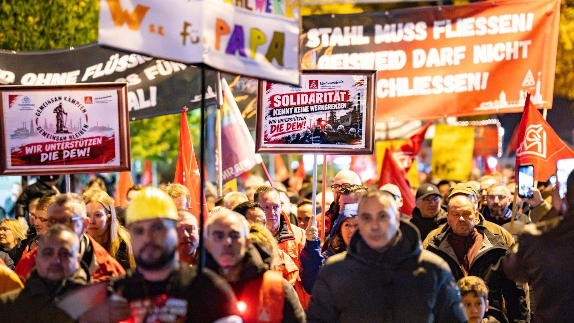 IG Metall demonstriert gegen Schließung von Stahlwerk