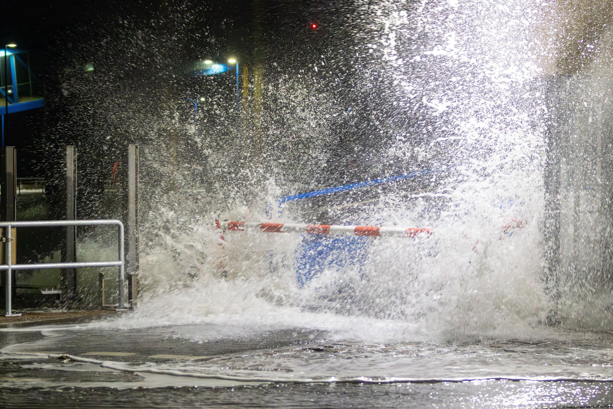 Das Wasser der Nordsee wird auf den Fähranleger in Dagebüll gedrückt. Das Bundesamt für Seeschifffahrt und Hydrographie hatte vor einer Sturmflut an der deutschen Nordseeküste gewarnt.
