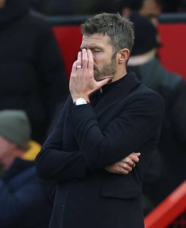 United-Trainer Michael Carrick steht an der Seitenlinie und hält sich die Hand ins Gesicht.