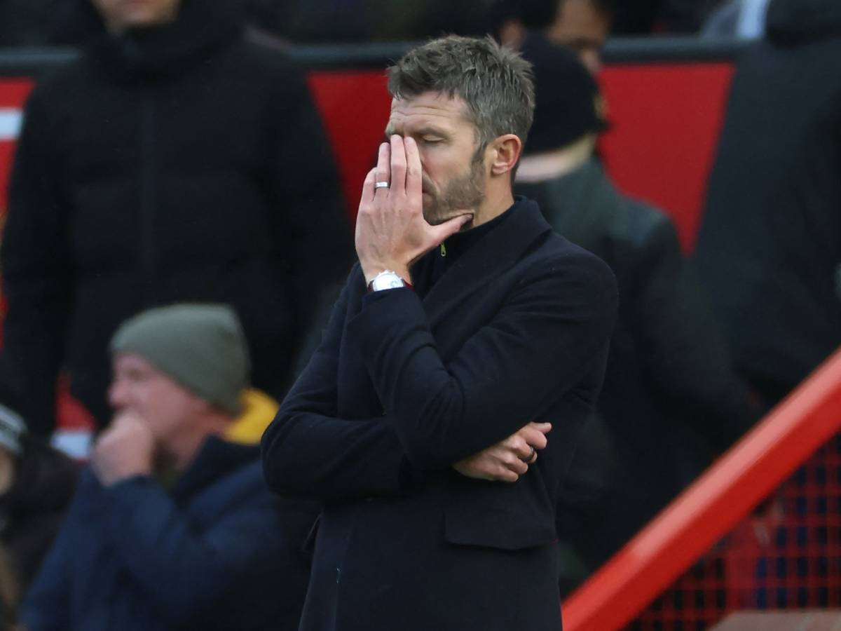 United-Trainer Michael Carrick steht an der Seitenlinie und hält sich die Hand ins Gesicht.
