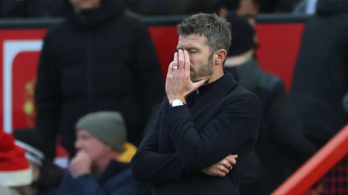United-Trainer Michael Carrick steht an der Seitenlinie und hält sich die Hand ins Gesicht.