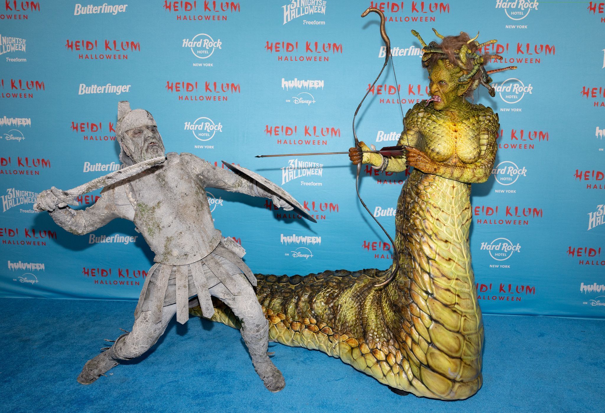 2025 präsentierte sich Heidi Klum als Schlangenwesen Medusa. Ihr Mann Tom Kaulitz erschien als griechischer Soldat.
