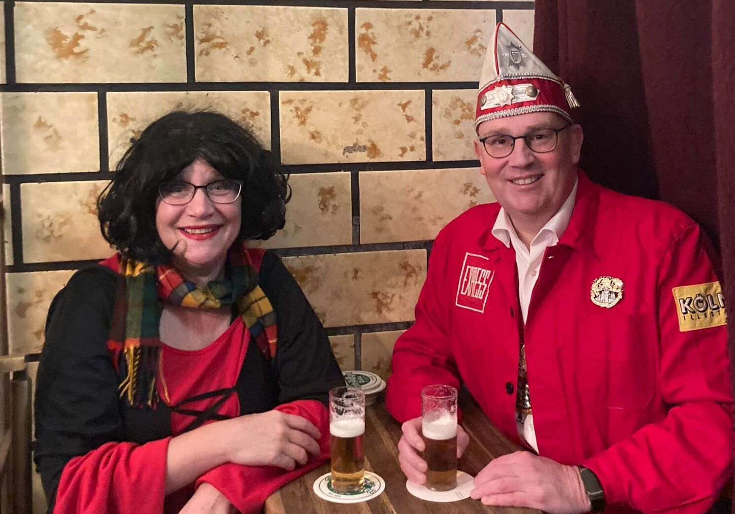 Jens Singer trinkt mit seiner Frau Kerstin ein Kölsch.
