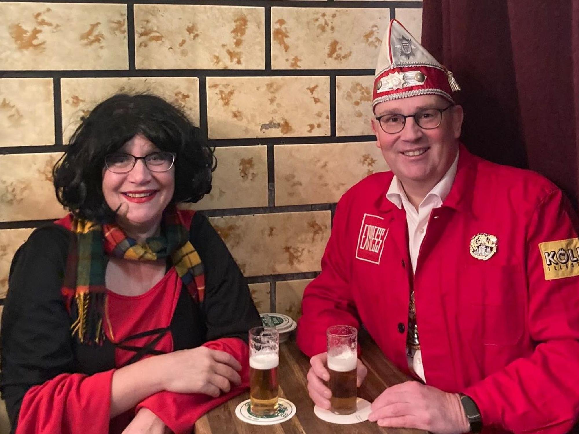 Jens Singer trinkt mit seiner Frau Kerstin ein Kölsch.