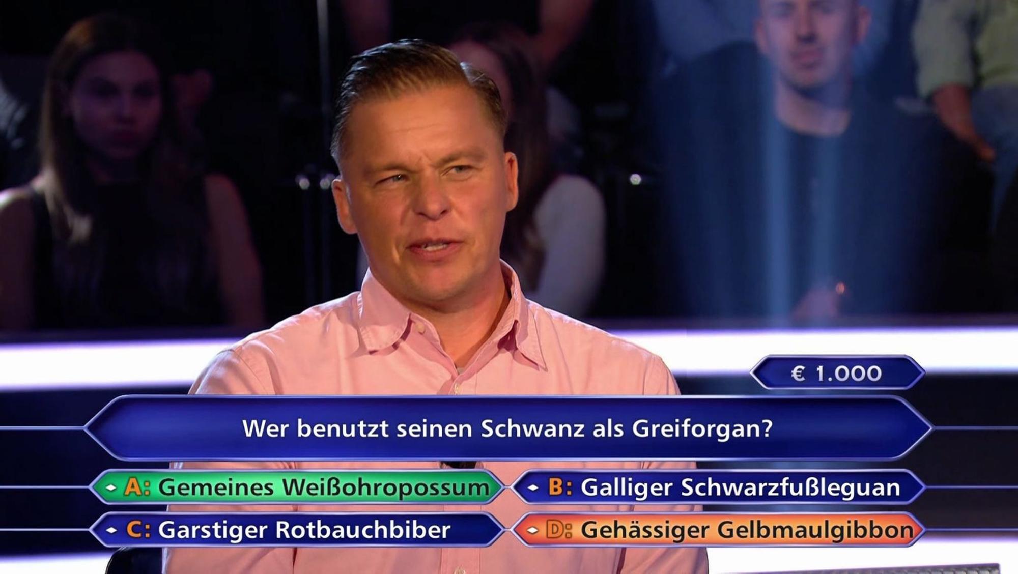 Da war's, bei der 1.000-Euro-Frage, auch schon geschehen: Kandidat Muschalle fasste einen schnellen Entschluss - leider aber einen falschen. Er musste mit 500 Euro „Trostpreis“ den Platz wieder räumen. (Bild: RTL)