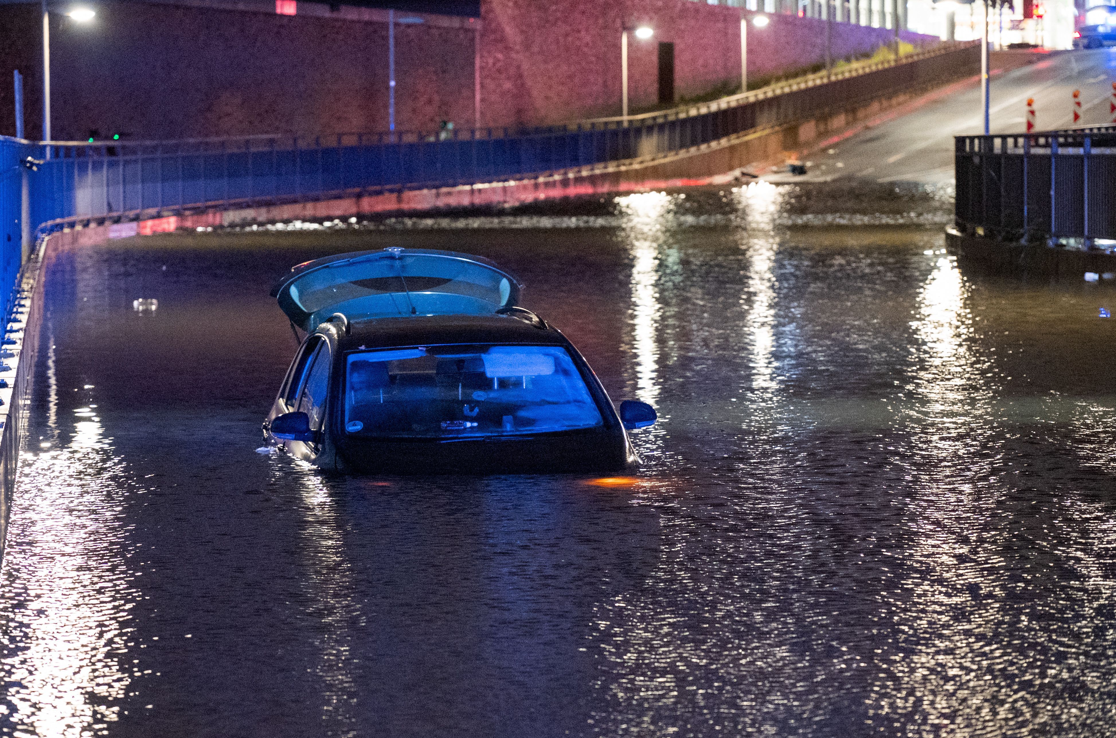 Ein Auto steht in der HafenCity am Bahnhof Elbbrücken in einer überfluteten Eisenbahnunterführung. Die Fahrerin war mit ihrem Wagen in das Wasser gefahren, dabei schwamm das Fahrzeug auf und trieb ab.