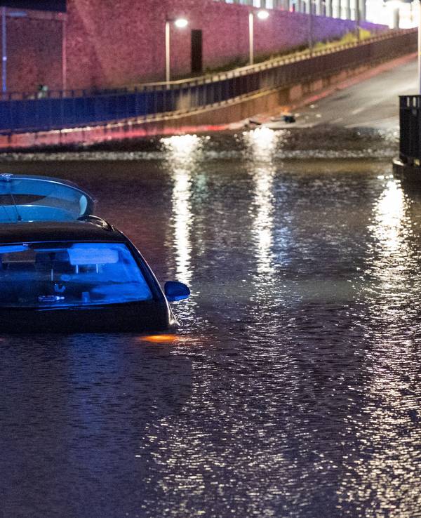 Ein Auto steht in der HafenCity am Bahnhof Elbbrücken in einer überfluteten Eisenbahnunterführung. Die Fahrerin war mit ihrem Wagen in das Wasser gefahren, dabei schwamm das Fahrzeug auf und trieb ab.