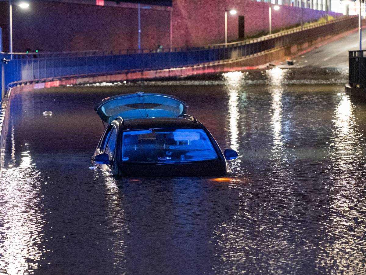 Ein Auto steht in der HafenCity am Bahnhof Elbbrücken in einer überfluteten Eisenbahnunterführung. Die Fahrerin war mit ihrem Wagen in das Wasser gefahren, dabei schwamm das Fahrzeug auf und trieb ab.