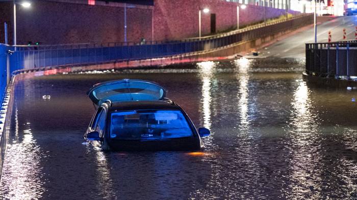 Ein Auto steht in der HafenCity am Bahnhof Elbbrücken in einer überfluteten Eisenbahnunterführung. Die Fahrerin war mit ihrem Wagen in das Wasser gefahren, dabei schwamm das Fahrzeug auf und trieb ab.