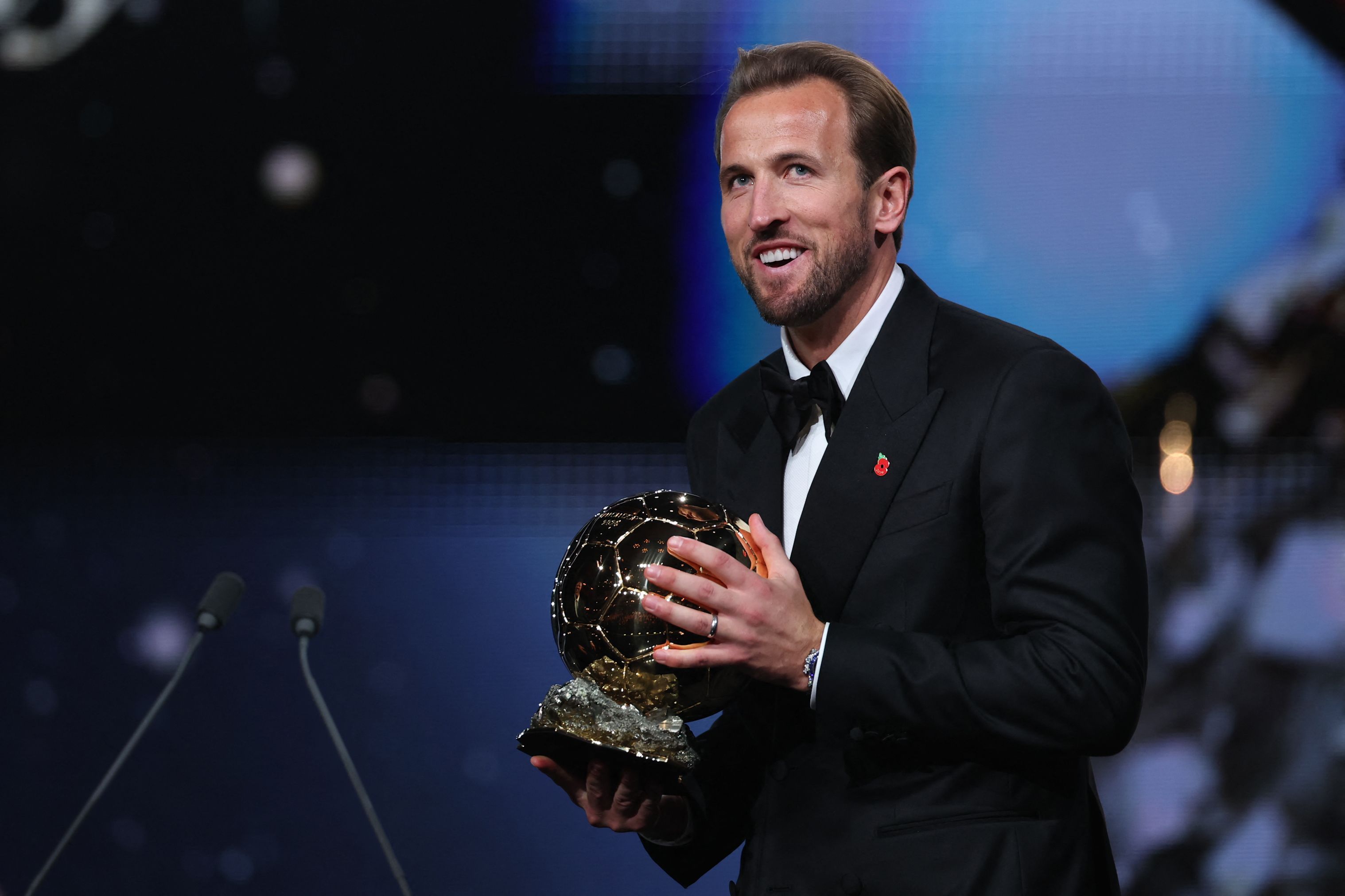 Mit dem Ballon d'Or in der Hand: Harry Kane.
