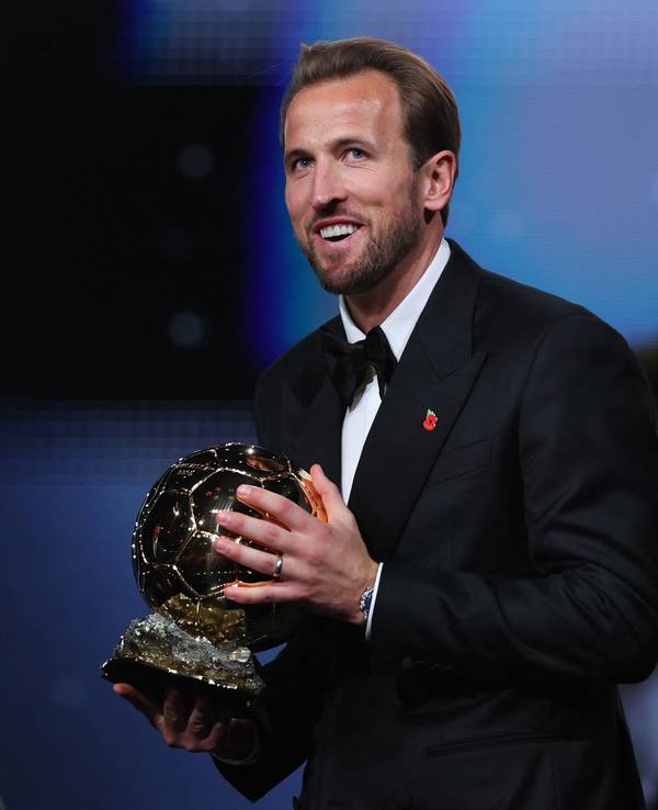 Mit dem Ballon d'Or in der Hand: Harry Kane.