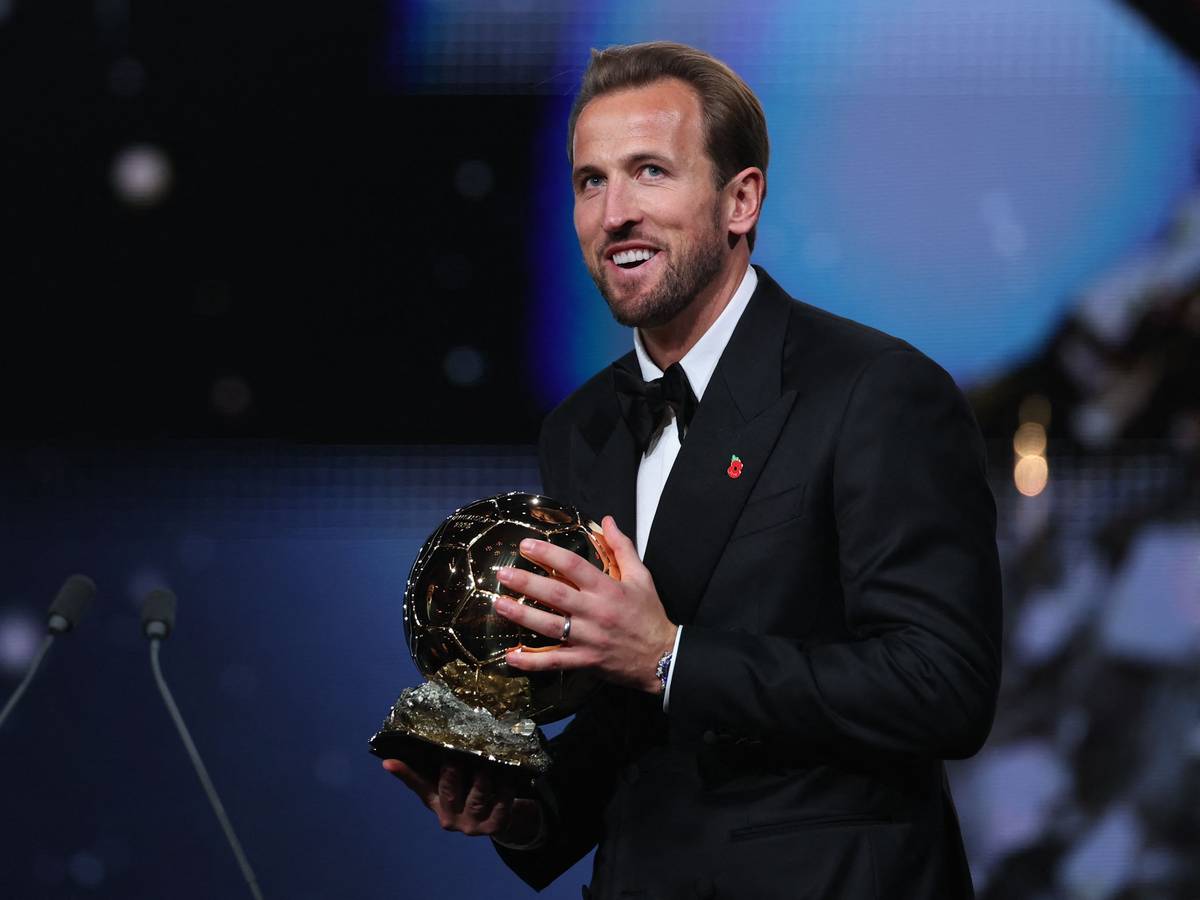 Mit dem Ballon d'Or in der Hand: Harry Kane.