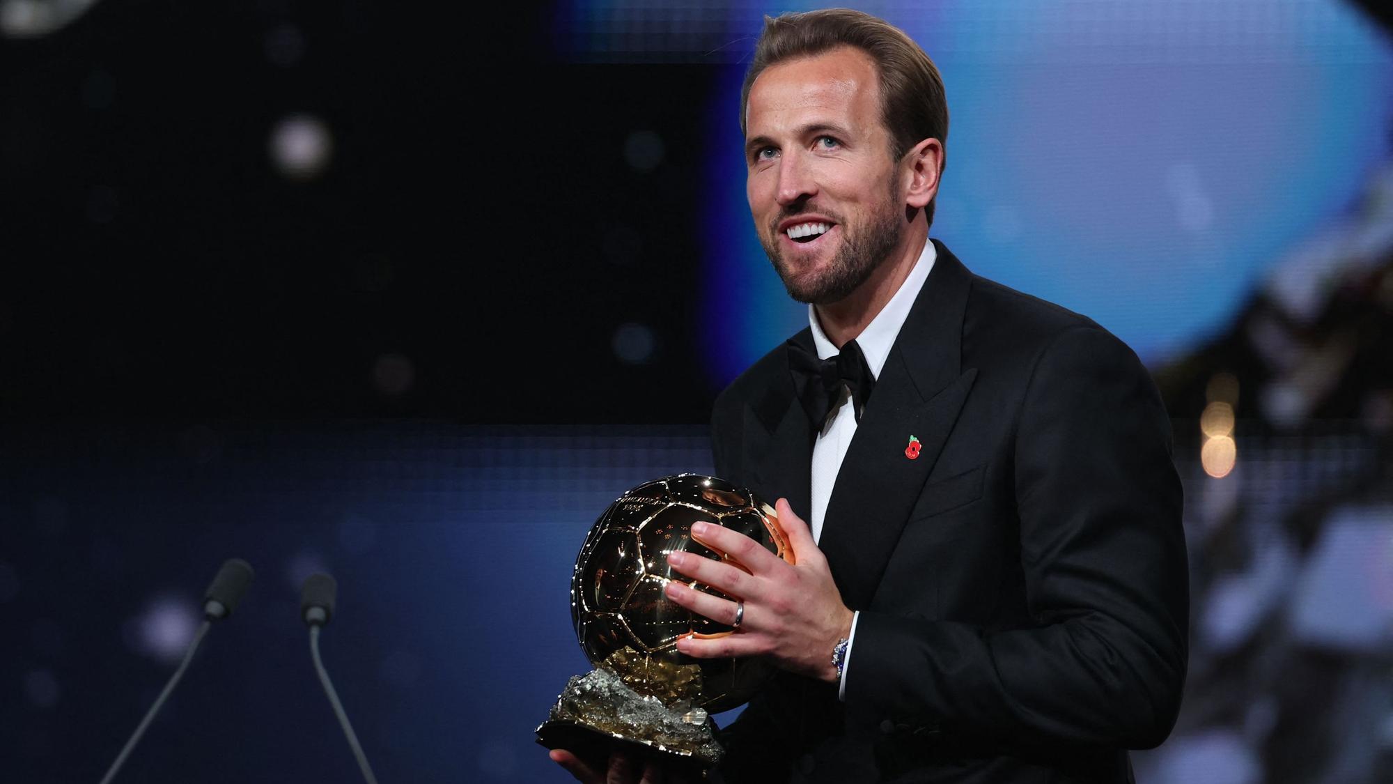 Mit dem Ballon d'Or in der Hand: Harry Kane.