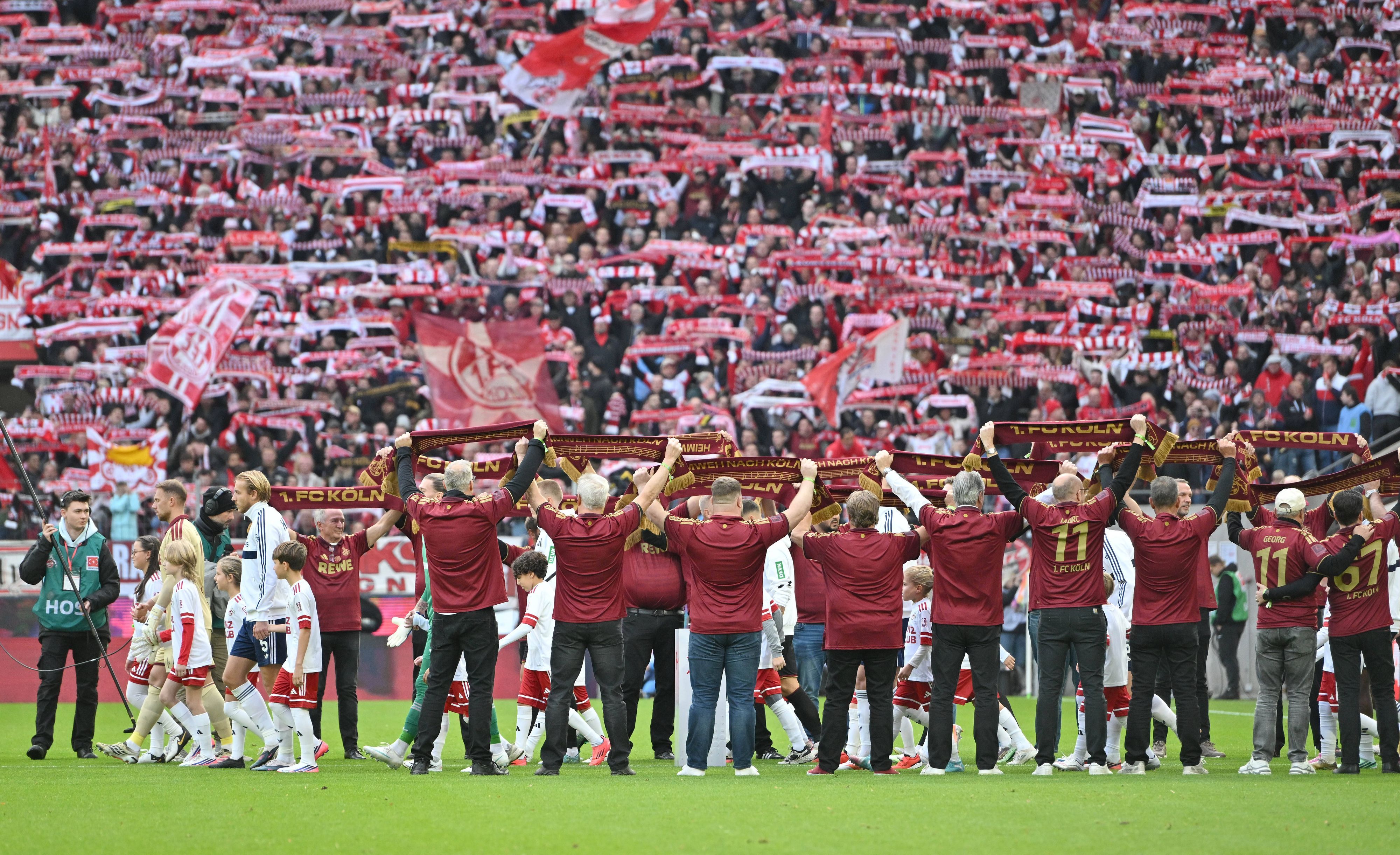 Die Fans halten ihre Schals hoch vor dem Spiel gegen Schalke 04.
