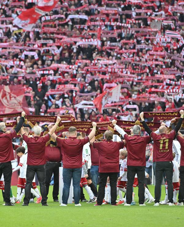 Die Fans halten ihre Schals hoch vor dem Spiel gegen Schalke 04.