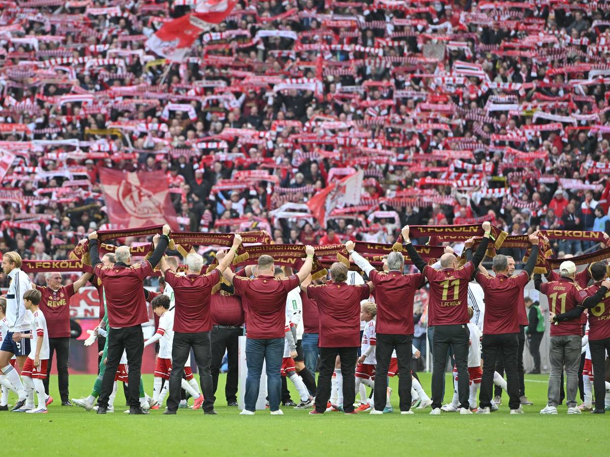 Die Fans halten ihre Schals hoch vor dem Spiel gegen Schalke 04.