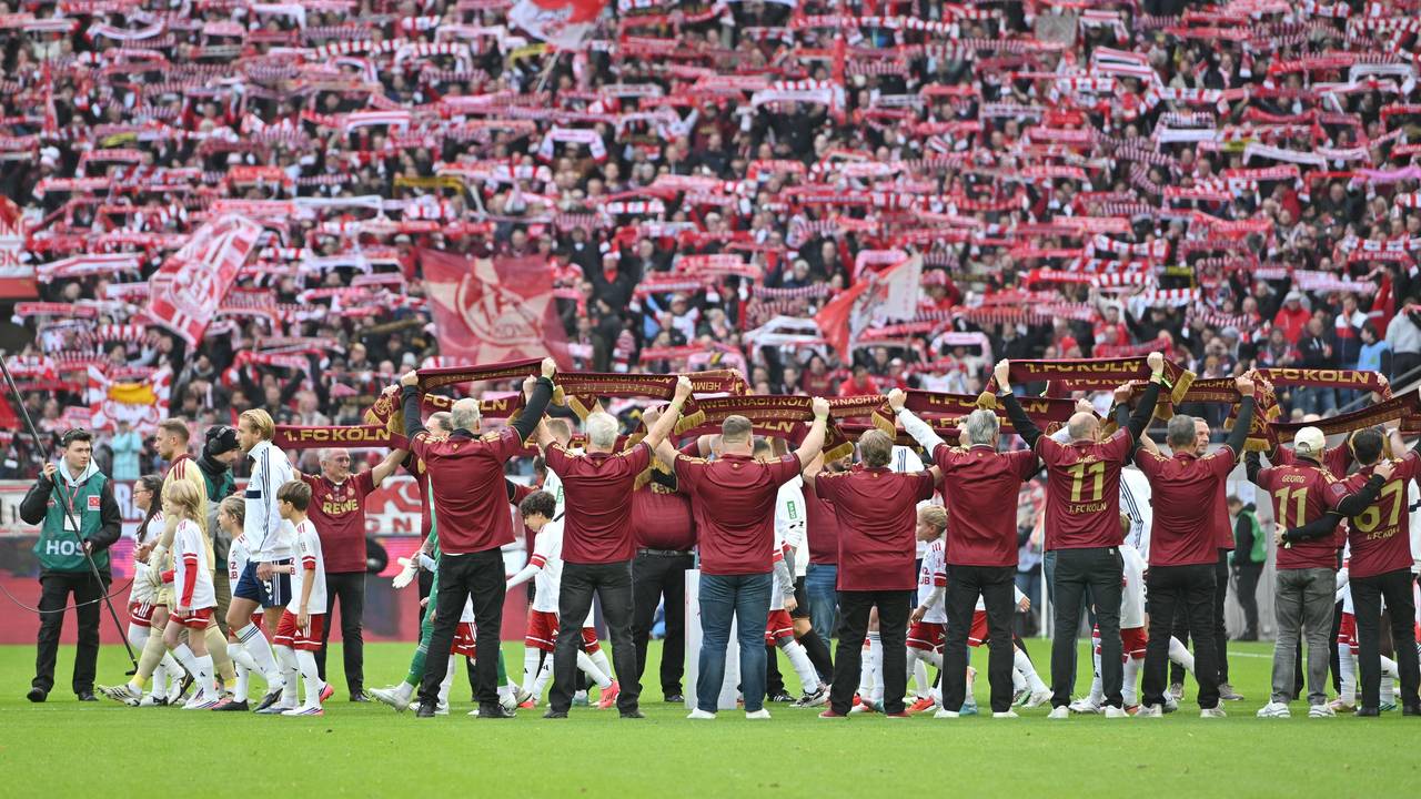 Die Fans halten ihre Schals hoch vor dem Spiel gegen Schalke 04.