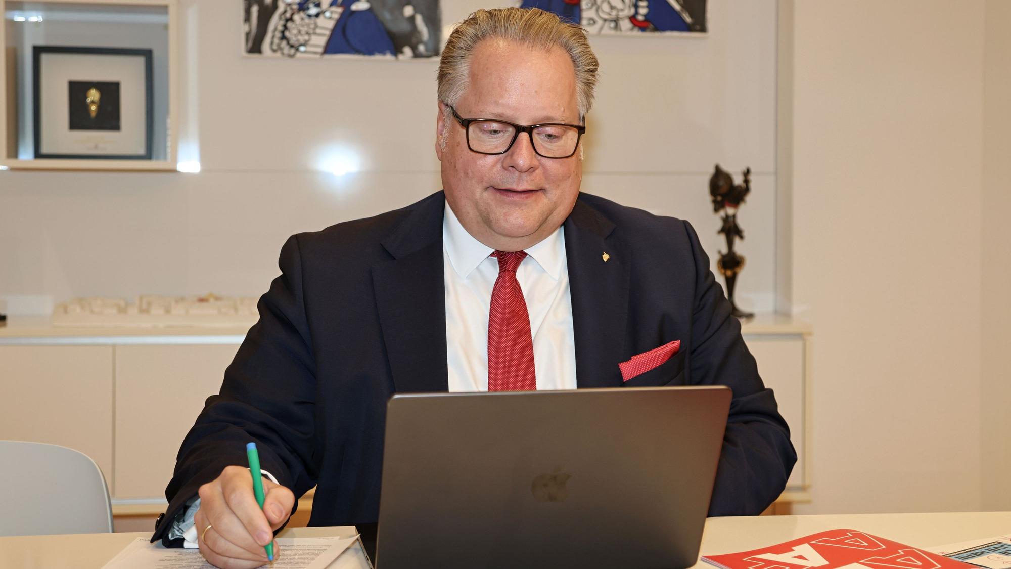 Lutz Schade sitzt an seinem Schreibtisch.