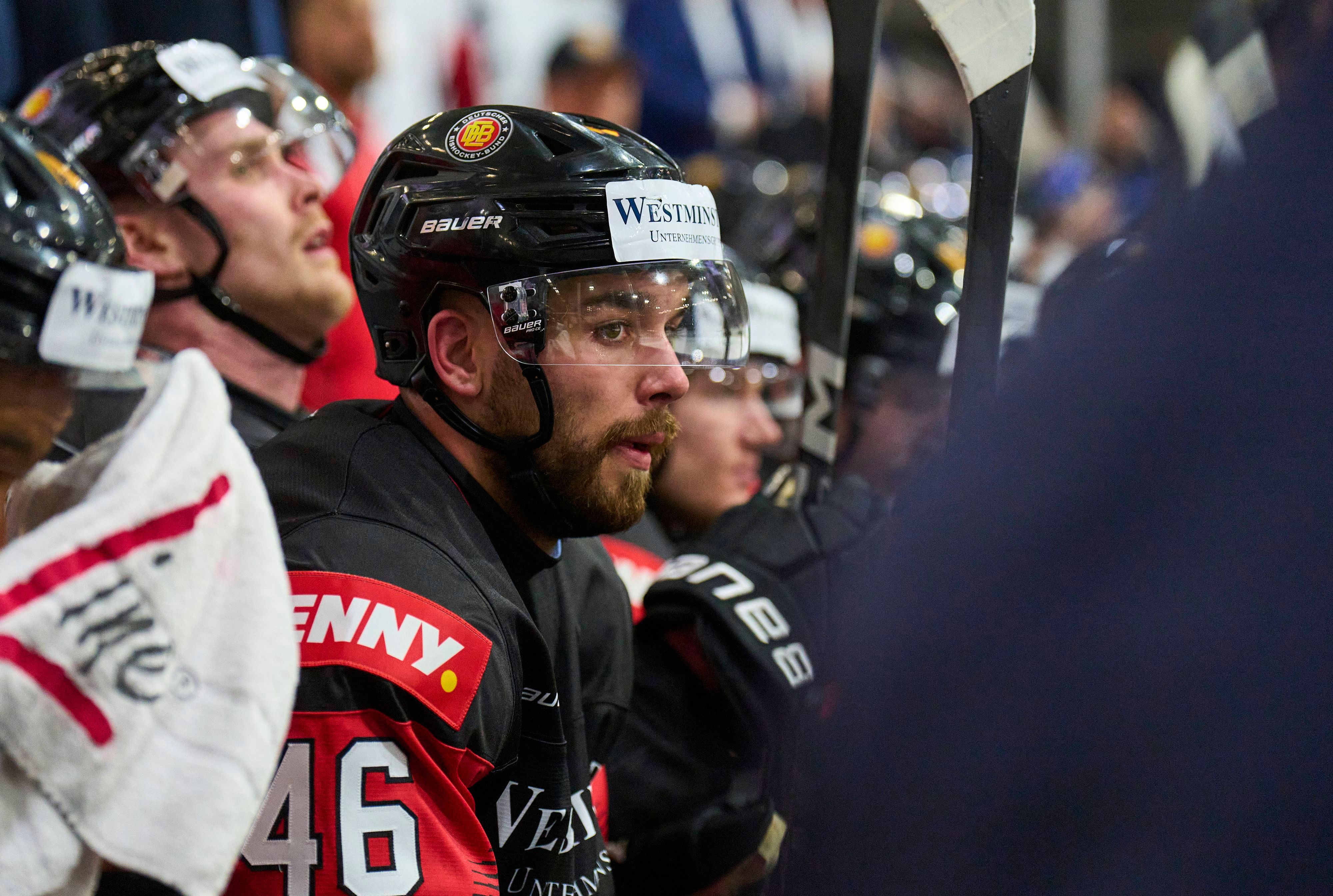 Luca Münzenberger sitzt auf der Haie-Bank