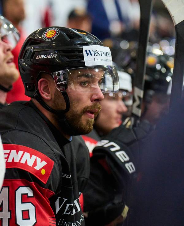 Luca Münzenberger sitzt auf der Haie-Bank