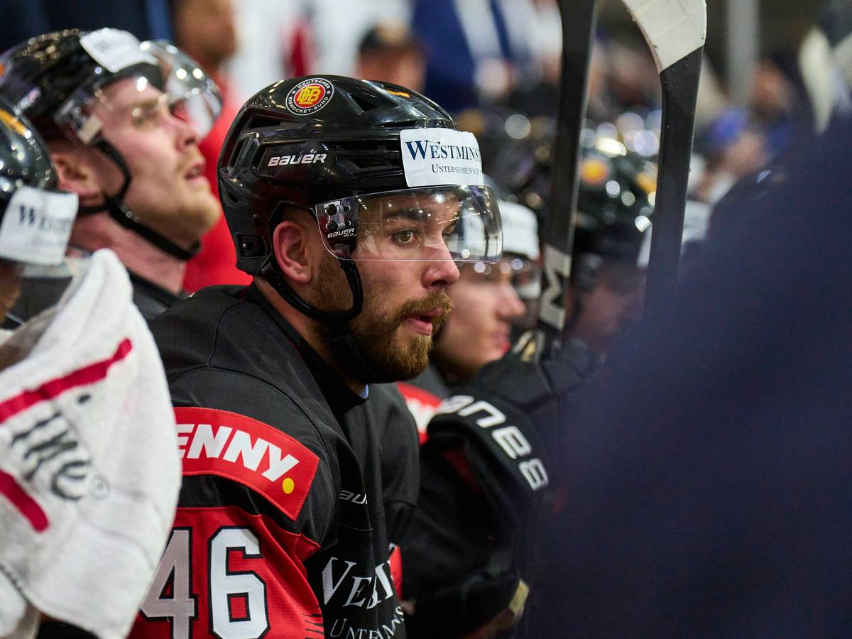 Luca Münzenberger sitzt auf der Haie-Bank