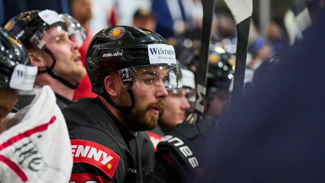 Luca Münzenberger sitzt auf der Haie-Bank