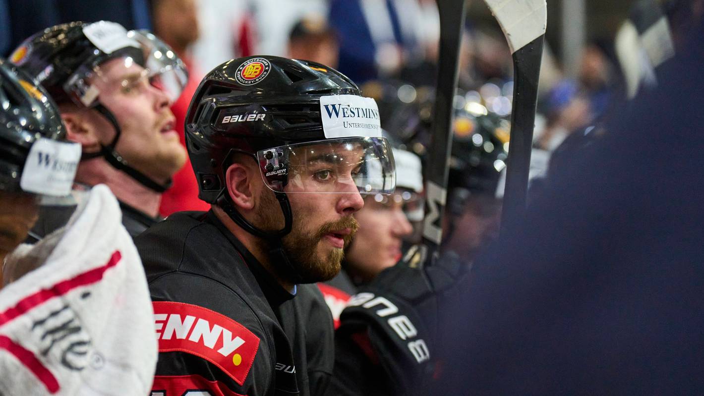 Luca Münzenberger sitzt auf der Haie-Bank