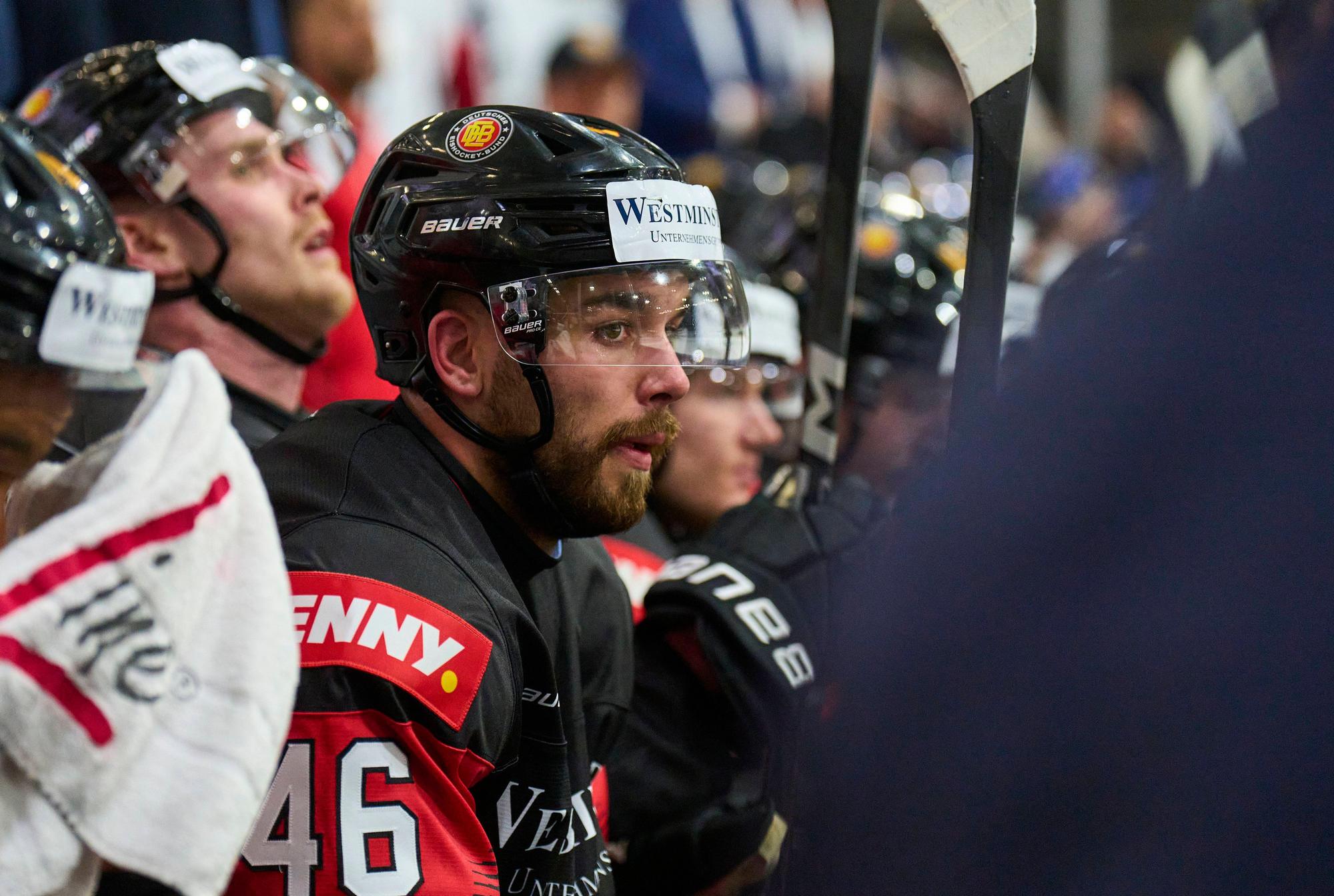 Luca Münzenberger sitzt auf der Haie-Bank