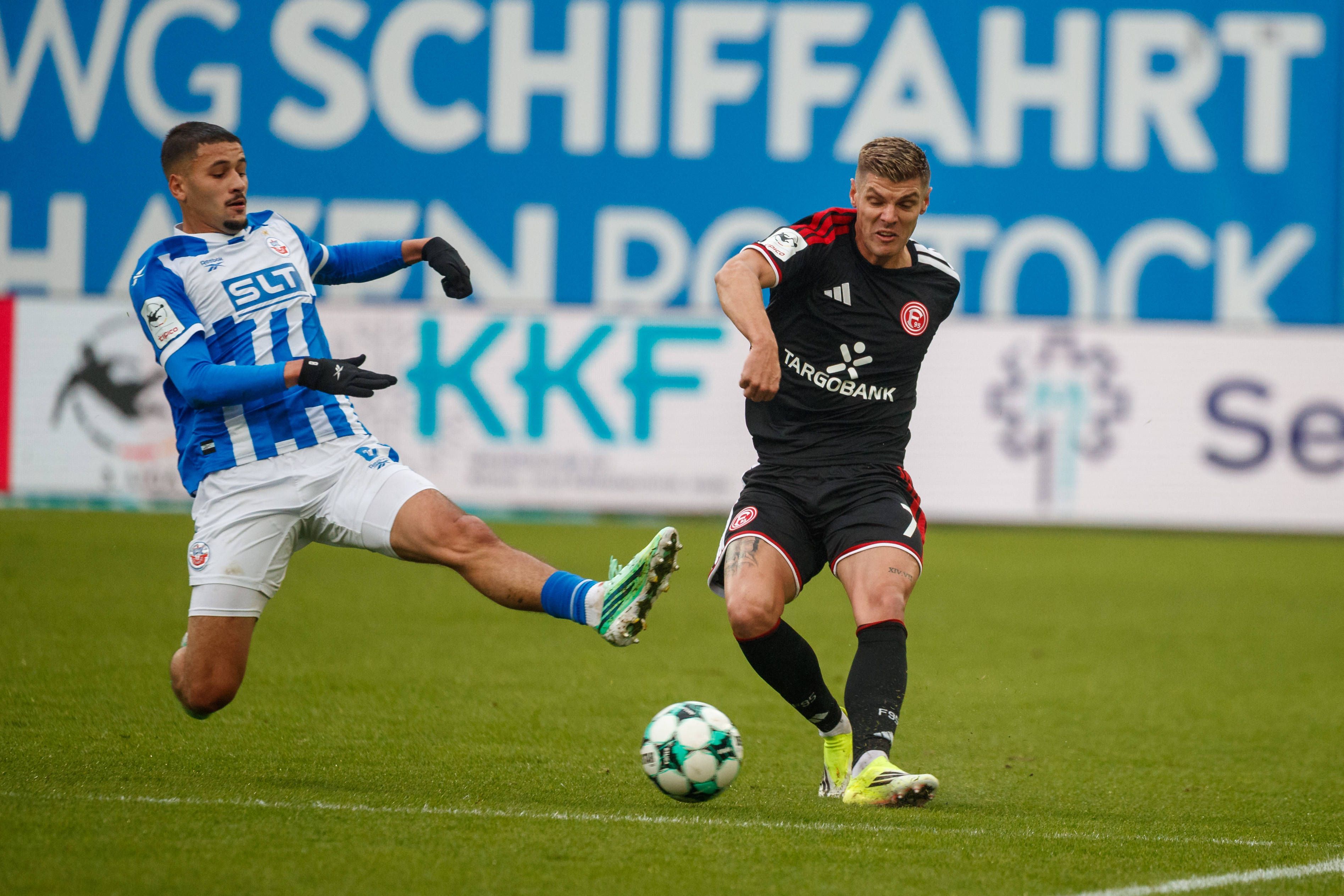 Erik Wekesser im Zweikampf mit einem Spieler von Hansa Rostock.