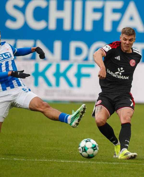 Erik Wekesser im Zweikampf mit einem Spieler von Hansa Rostock.
