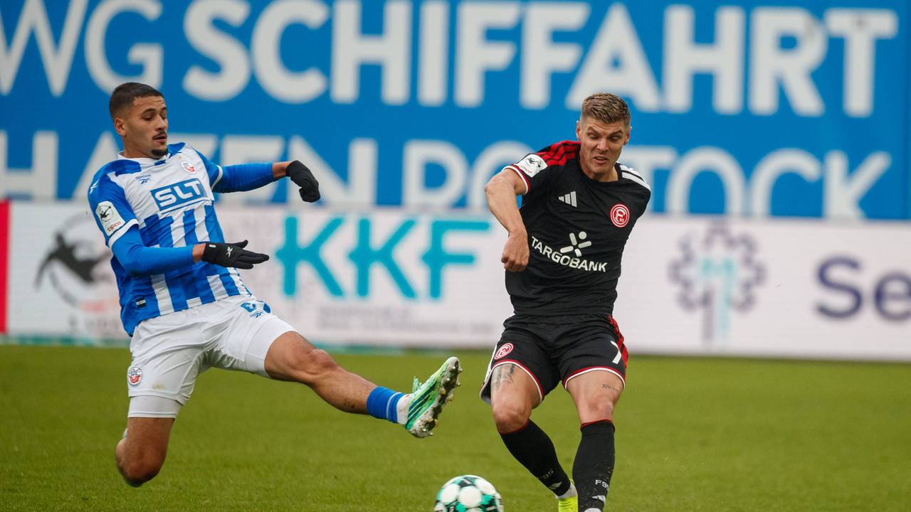 Erik Wekesser im Zweikampf mit einem Spieler von Hansa Rostock.