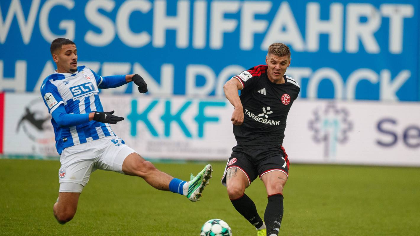 Erik Wekesser im Zweikampf mit einem Spieler von Hansa Rostock.
